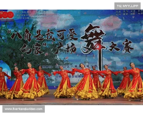 “张伟丽与闫晓楠赛後相拥，八角笼内见证武者风度”